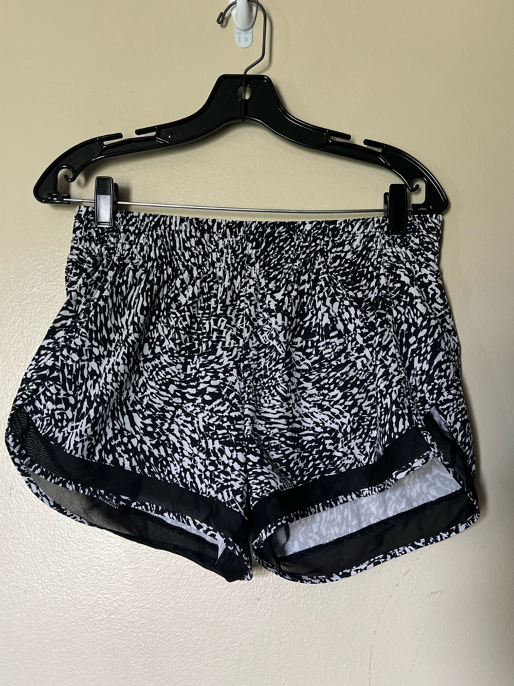 Athleta Black & White Abstract Print Athletic Shorts